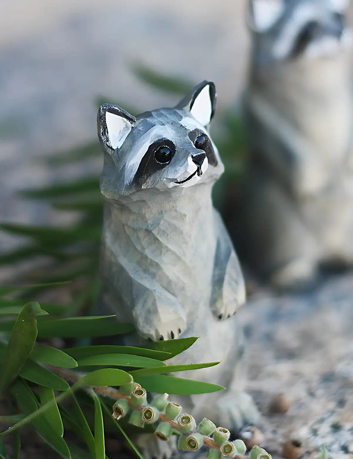 Curious-Raccoon-Wood-Sculpture-Garden-Decor-02