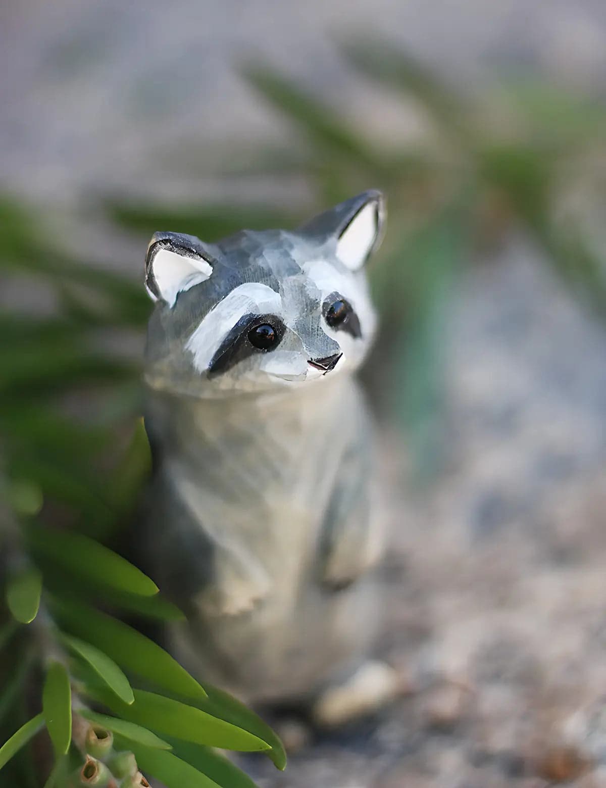 Curious-Raccoon-Wood-Sculpture-Garden-Decor-08