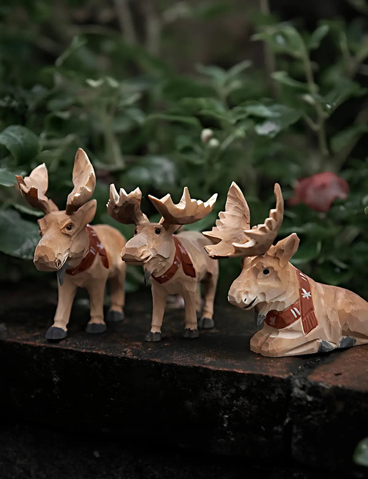 Rustic-Carved-Reindeer-Red-Scarves-Set-Decor-02