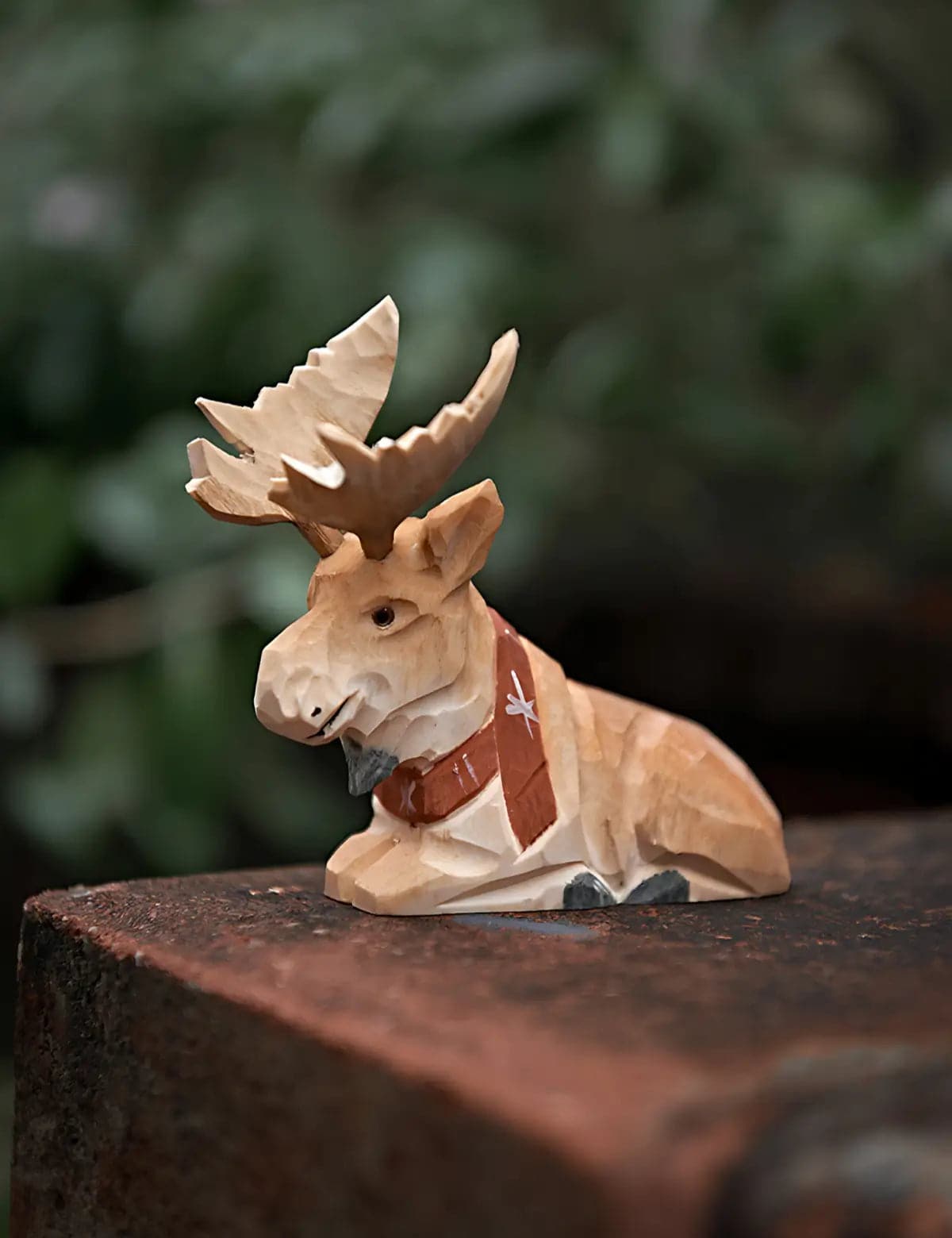Rustic-Carved-Reindeer-Red-Scarves-Set-Decor-05