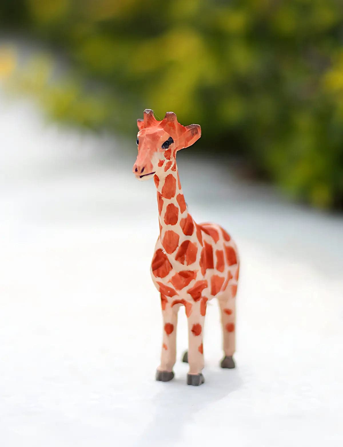 Savannah-Giraffe-Wood-Carving-Fauna-Ornament-02
